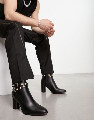 Stivaletti Chelsea in pelle sintetica nera con tacco e cinturino con perle - ASOS DESIGN - Modalova
