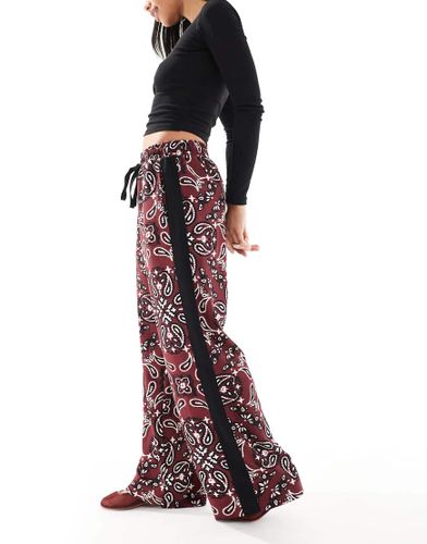 Pantalon à enfiler avec empiècement contrastant et imprimé bandana - Cerise foncé - Asos Design - Modalova