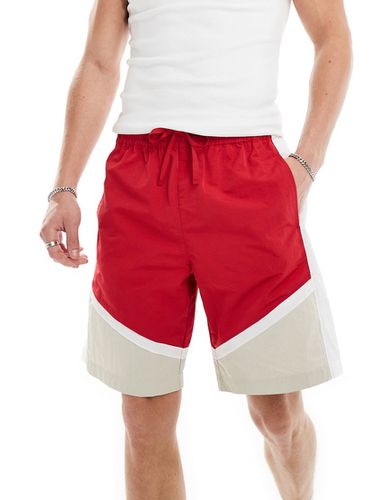 Pantaloncini ampi taglio lungo in nylon a righe bianche e rosse con vita elasticizzata - ASOS DESIGN - Modalova