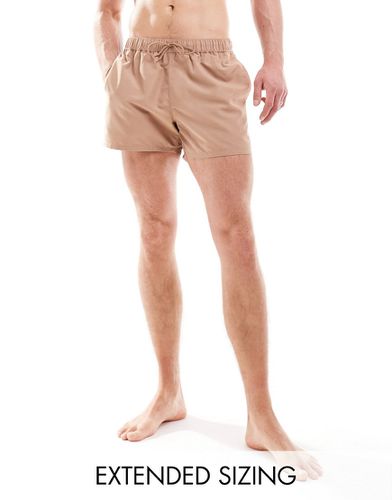 Pantaloncini da bagno color cammello taglio corto - ASOS DESIGN - Modalova