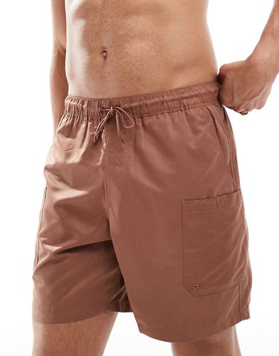 Pantaloncini da bagno taglio medio marroni con tasche cargo - ASOS DESIGN - Modalova