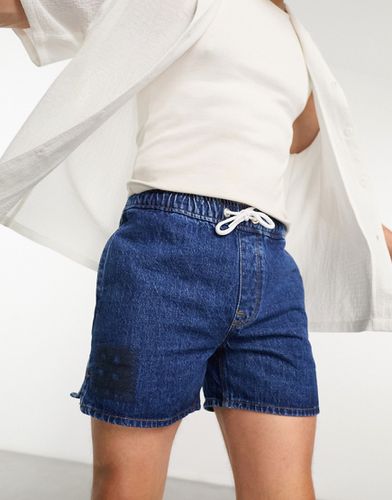 Pantaloncini di jeans taglio corto lavaggio medio - ASOS DESIGN - Modalova