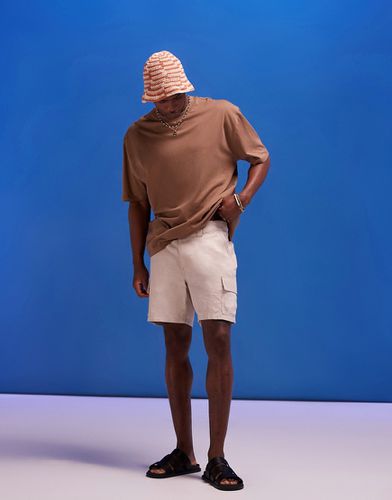 Pantaloncini slim stile cargo in lino testurizzato in tonalità neutra - ASOS DESIGN - Modalova