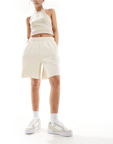 Pantaloncini taglio lungo color crema con fondo grezzo - ASOS DESIGN - Modalova