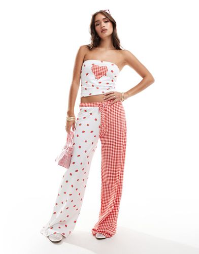 Pantaloni a fondo ampio con stampa di fragole in coordinato - ASOS DESIGN - Modalova