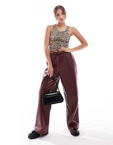 Pantaloni a fondo ampio in pelle sintetica bordeaux - ASOS DESIGN - Modalova