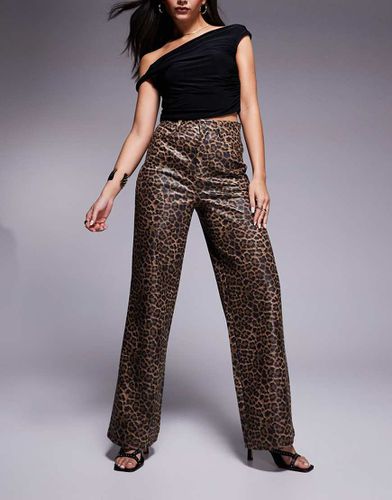 Pantaloni a fondo ampio in pelle sintetica leopardati - ASOS DESIGN - Modalova