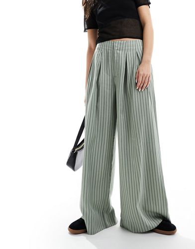 Pantaloni a pieghe a fondo ampio color salvia a righe - ASOS DESIGN - Modalova