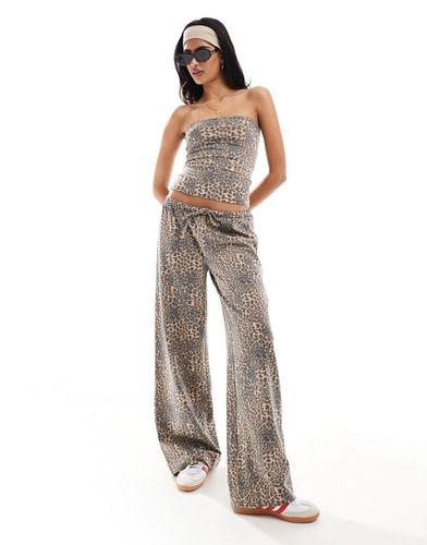Pantaloni a vita bassa effetto lino con stampa leopardata - ASOS DESIGN - Modalova