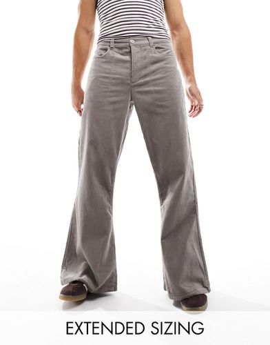 Pantaloni a zampa super larghi grigi in velluto a coste - ASOS DESIGN - Modalova