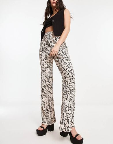 Pantaloni a zampa plissé con stampa geometrica - ASOS DESIGN - Modalova