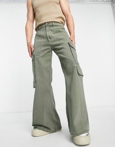 Pantaloni cargo a zampa con fondo super ampio color kaki lavaggio zolfo - ASOS DESIGN - Modalova