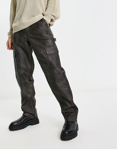 Pantaloni cargo comodi in pelle sintetica slavata - ASOS DESIGN - Modalova