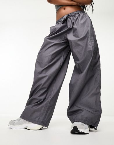Pantaloni cargo stile paracadutista spalmati antracite - ASOS DESIGN - Modalova