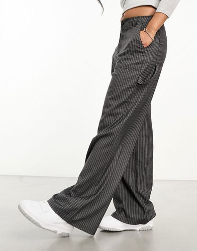 Pantaloni comodi grigi gessati con dettaglio tasca - ASOS DESIGN - Modalova