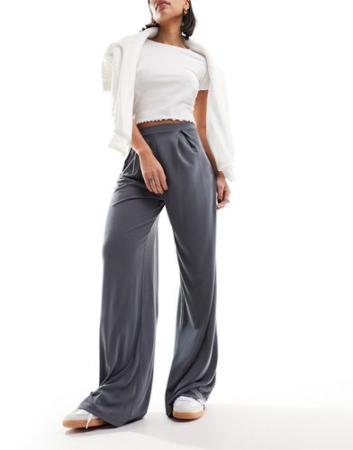 Pantaloni con fondo ampio in jersey cupro antracite - ASOS DESIGN - Modalova
