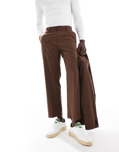 Pantaloni da abito dritti taglio corto marroni in twill - ASOS DESIGN - Modalova