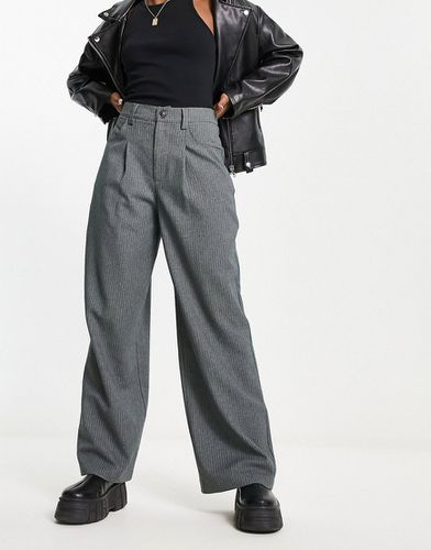 Pantaloni dad fit a fondo ampio grigi a righe - ASOS DESIGN - Modalova