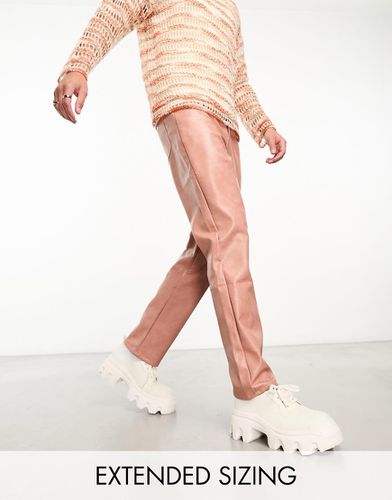 Pantaloni dritti in pelle sintetica - ASOS DESIGN - Modalova