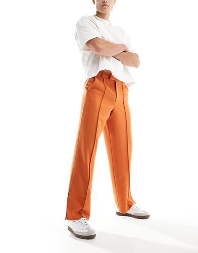 Pantaloni eleganti a fondo ampio con pinces e spacchi laterali ruggine - ASOS DESIGN - Modalova