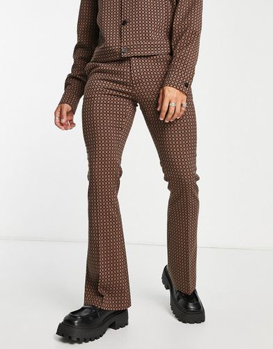 Pantaloni eleganti a zampa marroni con motivo geometrico a quadri in coordinato - ASOS DESIGN - Modalova