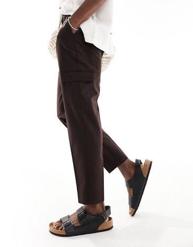 Pantaloni eleganti affusolati marroni con tasche cargo - ASOS DESIGN - Modalova