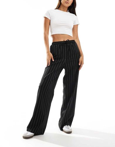 Pantaloni sartoriali neri a righe - ASOS DESIGN - Modalova