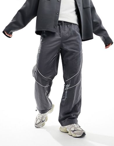 Pantaloni sportivi grigi e bianchi in nylon lucido a pannelli con profili a contrasto - ASOS DESIGN - Modalova