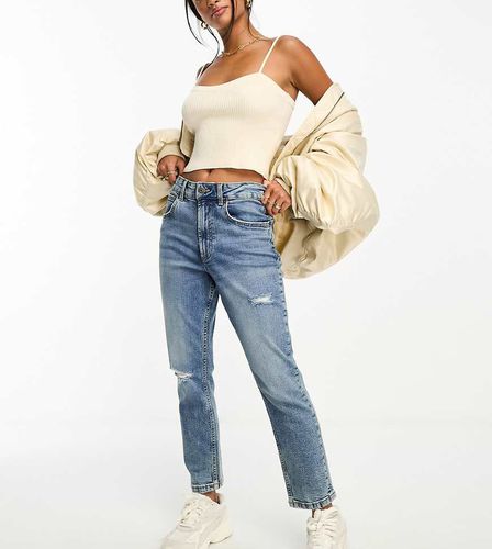 ASOS DESIGN Petite - Mom jeans confortevoli slim medio con strappi - ASOS Petite - Modalova