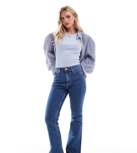 ASOS DESIGN Petite - Jean évasé à taille mi-haute - moyen - Asos Petite - Modalova