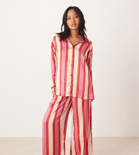 ASOS DESIGN Petite - Pyjama oversize en satin avec pantalon et chemise à rayures - et rose - Asos Petite - Modalova