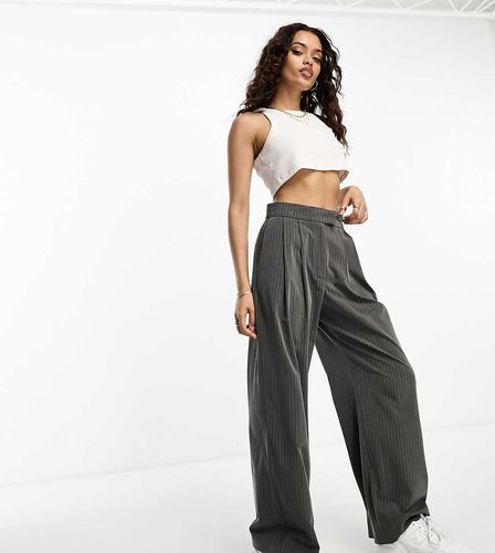 ASOS DESIGN Petite - Pantaloni a fondo ampio a pieghe grigi a righe - ASOS Petite - Modalova