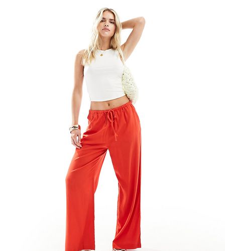 Petite - Pantaloni a fondo ampio rossi in misto lino - ASOS DESIGN - Modalova