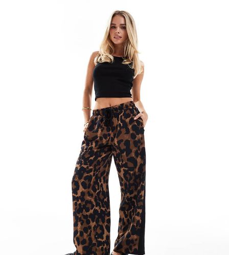 ASOS DESIGN Petite - Pantaloni con stampa leopardata e pannello a contrasto - ASOS Petite - Modalova