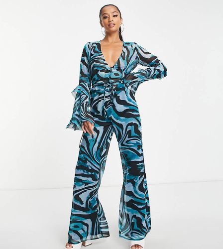 ASOS DESIGN Petite - Tuta jumpsuit con scollo a V profondo e volant sulle maniche con stampa animalier - ASOS Petite - Modalova