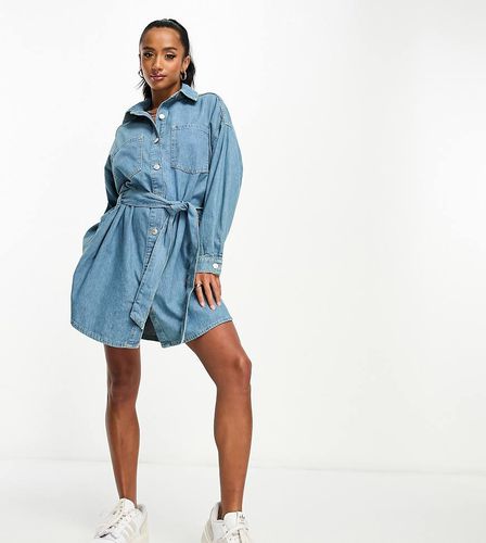 ASOS DESIGN Petite - Vestito camicia di jeans allacciato in vita lavaggio medio - ASOS Petite - Modalova