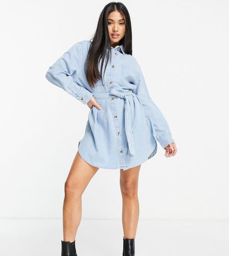 ASOS DESIGN Petite - Vestito camicia oversize in denim morbido lavaggio medio con cintura - ASOS Petite - Modalova