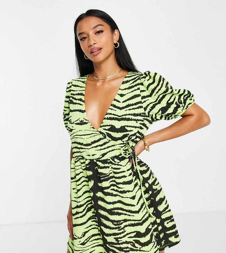 ASOS DESIGN Petite - Vestito grembiule avvolgente a maniche corte lime zebrato - ASOS Petite - Modalova