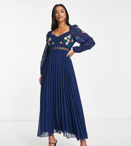 ASOS DESIGN Petite - Vestito midi a maniche lunghe a pieghe con inserto in pizzo ricamato - ASOS Petite - Modalova