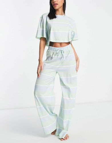 Pigiama con maglietta e pantaloni con fondo ampio a righe miste blu e verde - ASOS DESIGN - Modalova