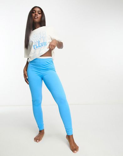 Pigiama con T-shirt oversize color crema e leggings blu con stampa floreale - ASOS DESIGN - Modalova