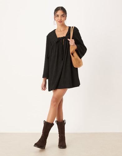 Robe babydoll courte en velours côtelé avec liens noués à l'avant - Asos Design - Modalova