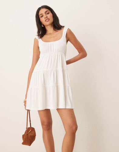 Robe babydoll courte fluide et étagée - Ivoire - Asos Design - Modalova