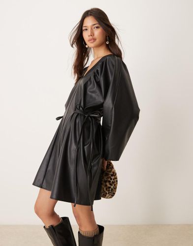 Robe babydoll oversize en similicuir avec détails noués sur les côtés - Asos Design - Modalova