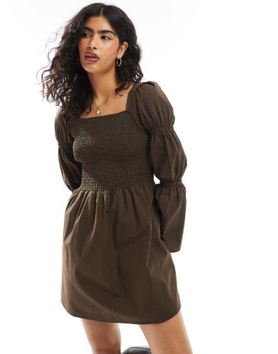 Robe courte en popeline avec corsage froncé et détails aux manches - Chocolat - Asos Design - Modalova