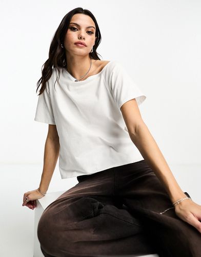 T-shirt taglio lungo squadrata color avorio con scollo a barchetta e spalle scoperte - ASOS DESIGN - Modalova