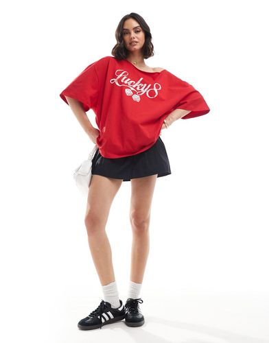 T-shirt vestibilità comoda rossa con spalla scoperta e stampa "Lucky" con dadi - ASOS DESIGN - Modalova