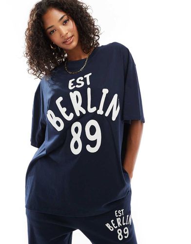 T-shirt vestibilità classica con grafica "Berlin" applicata in coordinato - ASOS DESIGN - Modalova