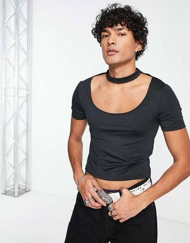 T-shirt attillata nera con cut-out sul petto - ASOS DESIGN - Modalova