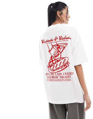 T-shirt boyfriend bianca con grafica "Cocktail & Ciabatta" - ASOS DESIGN - Modalova